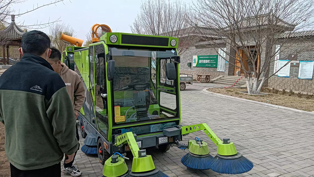 鼎潔盛世全封閉掃地車“入駐”天津獲辰景區99